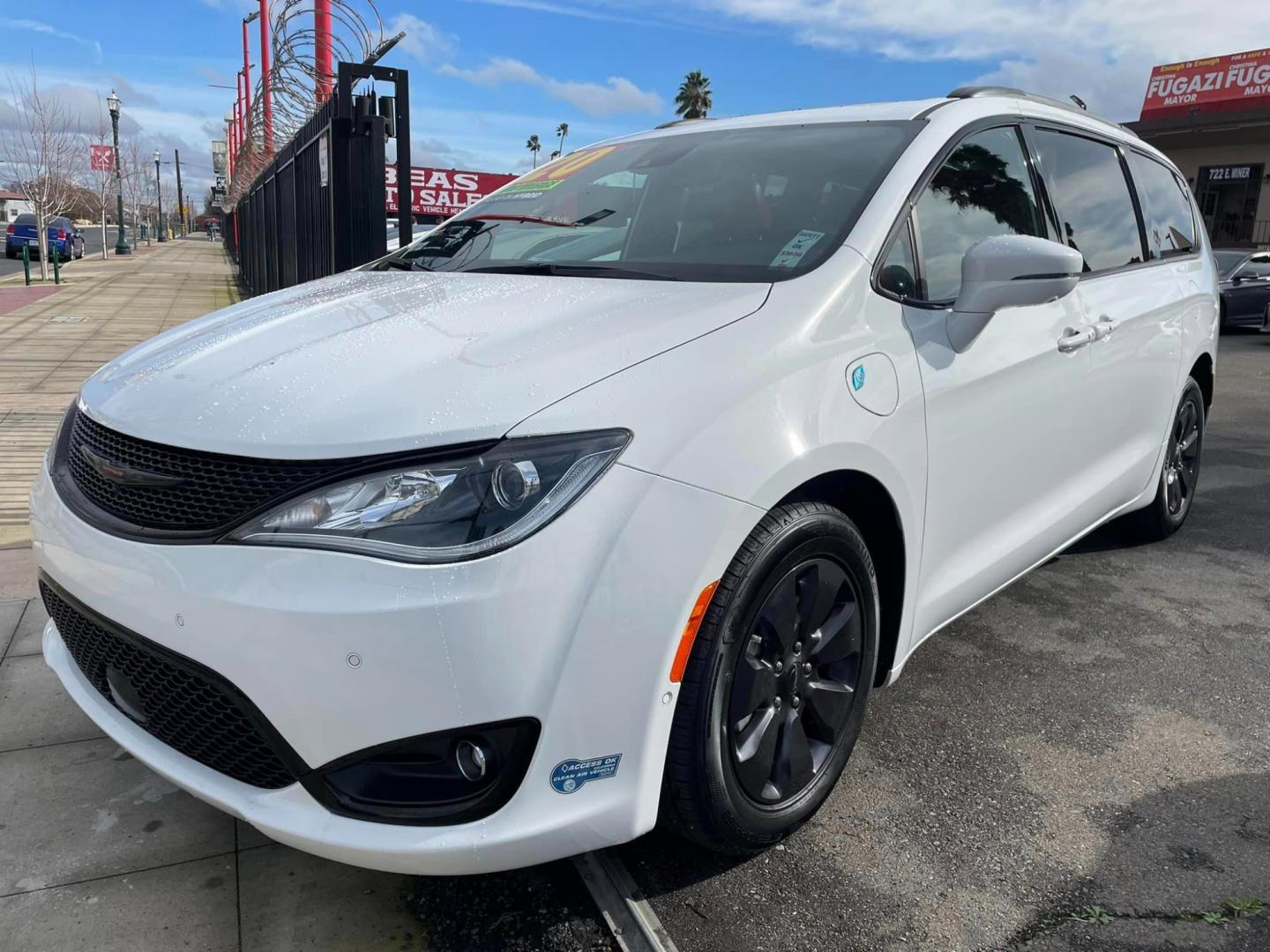 2020 WHITE /RED Chrysler Pacifica Hybrid Limited (2C4RC1N71LR) with an 3.6L V6 DOHC 24V HYBRID engine, CVT transmission, located at 744 E Miner Ave, Stockton, CA, 95202, (209) 944-5770, 37.956863, -121.282082 - PLUS TAXES AND FEES - Photo#3